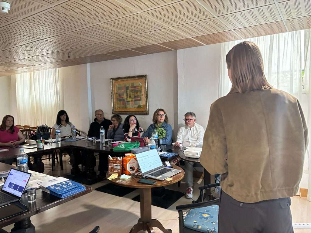 Enseignants de plusieurs pays européens suivant la séance d’une formatrice lors d’une formation Erasmus+ KA1 à Tenerife