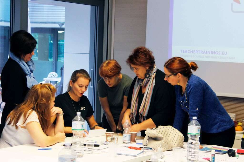 Skupina evropských učitelů na interaktivním praktickém workshopu během kurzu profesního rozvoje Erasmus+ KA1 s ErasmusTeacherTrainings.eu