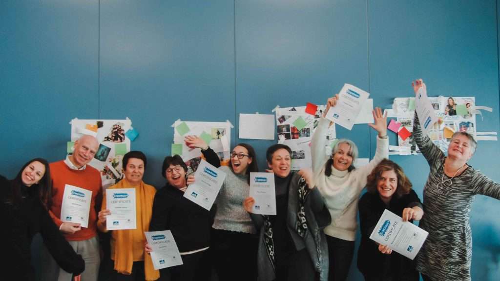 Щастливи учители държат сертификати по Erasmus+ след завършване на курс по Erasmus+ за учители