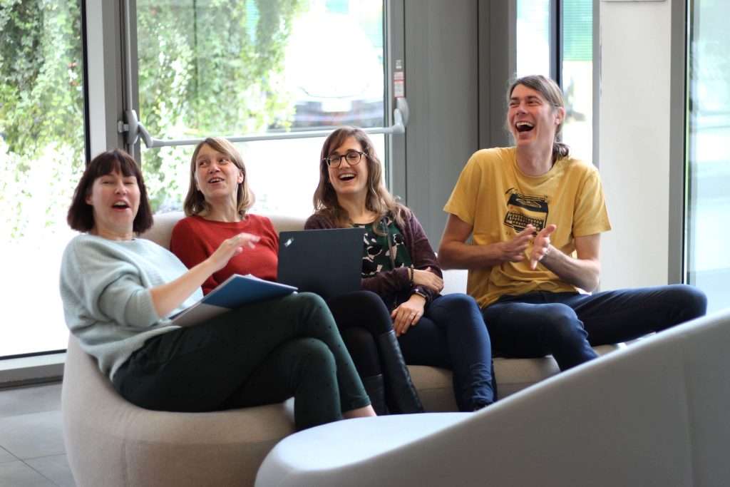 Učitelé se společně smějí během networkingu v rámci zkušenosti s programem Erasmus pro učitele