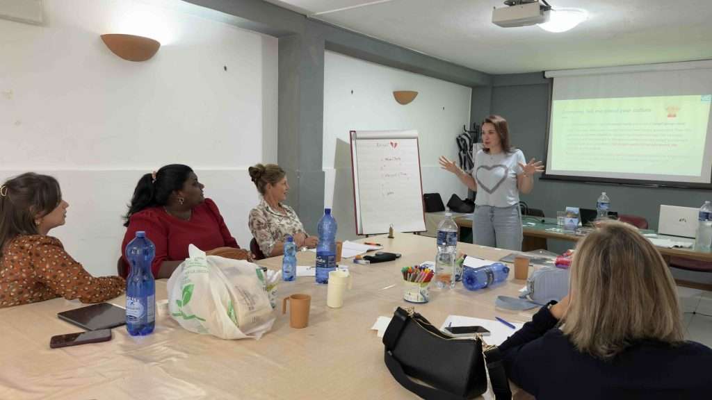 Formatrice présentant un exercice de partage des origines culturelles à des enseignants de différents pays lors d’une formation à l’apprentissage interculturel à Palerme